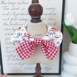 Κόκκινη Bandana Σκύλου με Καρό Φιόγκο & Cute Cartoon Print 🎀