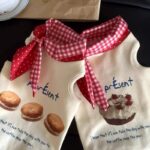 Μπλουζάκι Σκύλου Café Style με Καρό Φουλάρι – Cookie & Cake Print 🍓☕🐶